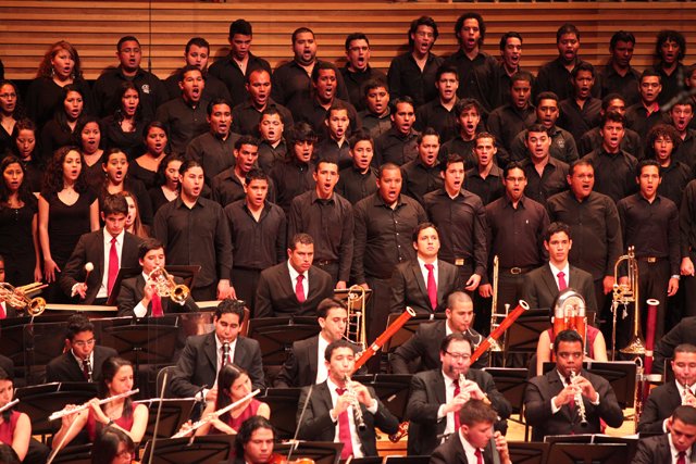 Sinfónica Juvenil de Caracas junto a la Coral Nacional Juvenil Simón Bolívar de Venezuela | FOTO Alexander Gómez/ AVN
