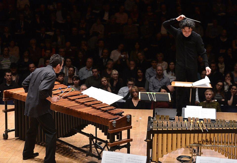 LA Phil en el escenario junto al percusionista Joseph Pereira en función en el Barbican Centre de Londres, como parte de la Residencia Internacional de la LA Phil. Photo © Mark Allan
