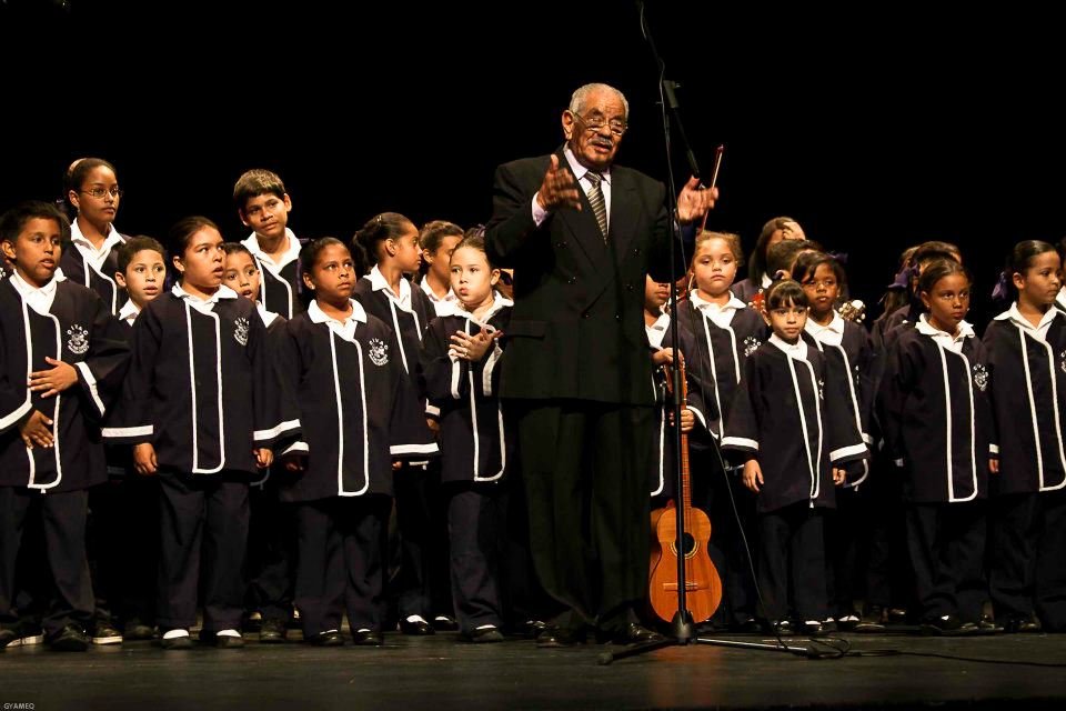 Raúl Cabrera con el Coro Infantil Venezuela