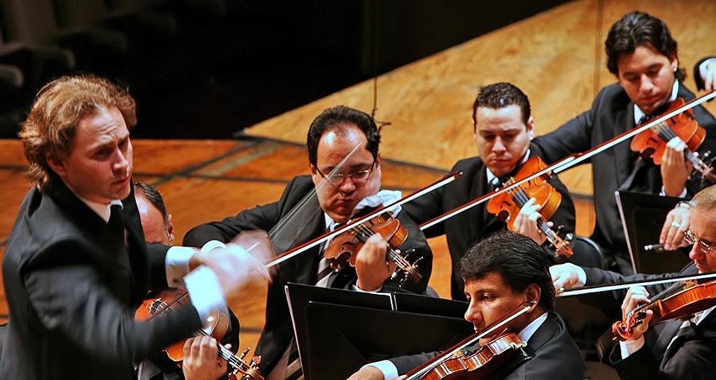Christian Vásquez Christian Vásquez dirigiendo a la Orquesta Sinfónica Simón Bolívar de Venezuela