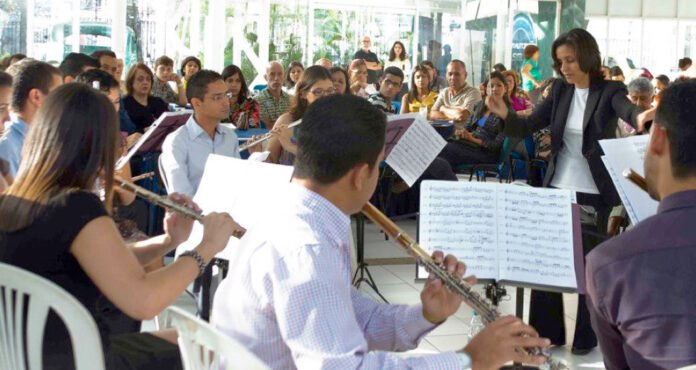 Orquesta Nacional de Flautas imágenes del Estudio fotográfico f1.4, cortesía de Gladys Yamelicse Quintero Orquesta Nacional de Flautas imágenes del Estudio fotográfico f1.4, cortesía de Gladys Yamelicse Quintero