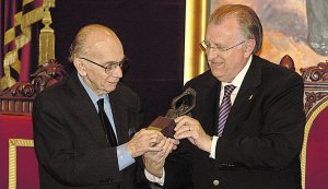   El compositor José Antonio Abreu recibe el galardón de manos del concejal José Blas Fernández. :: FRANCIS JIMÉNEZ