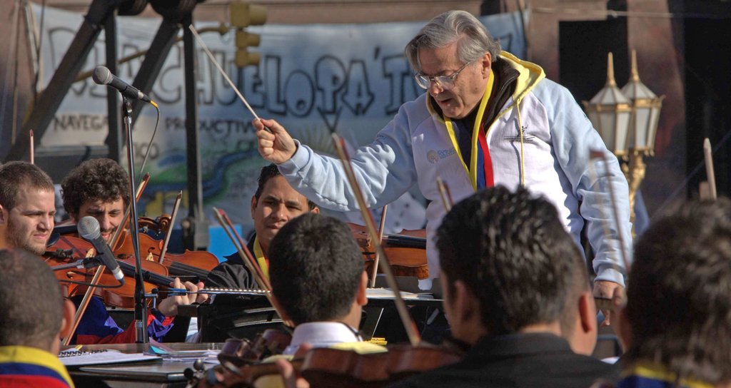 Mario Benzecry y la Orquesta Binacional
