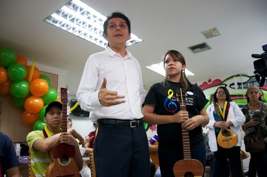 El Sistema Marlon Franco, creador del Programa, explica detalles del mismo durante una muestra musical en el área oncológica del Hospital J M de Los Ríos.