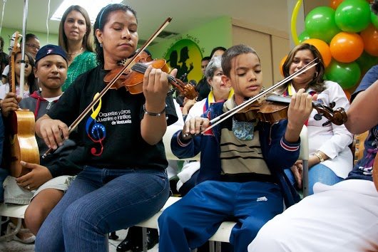 El Sistema En una presentación oficial del Programa Hospitalario en el Hospital J M de Los Ríos maestros, personal médico y participantes cantaron y tocaron juntos.