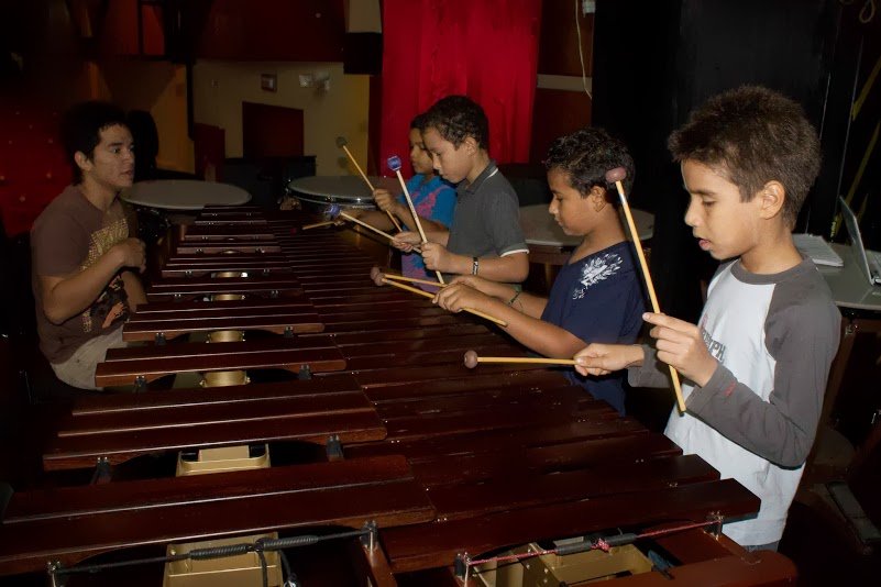 Ensamble de Percusión de Los Llanos El 10 de junio la agrupación llegó al estado Sucre para compartir con los alumnos del Núcleo de Cumaná.