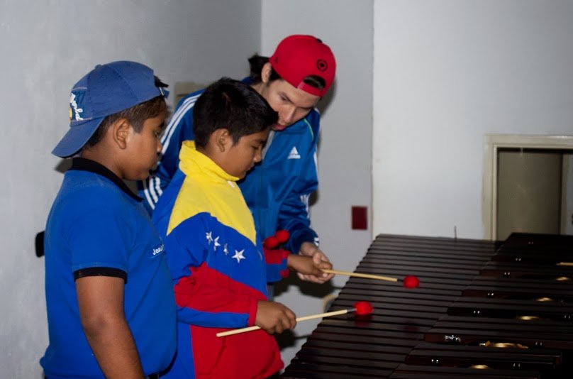 Ensamble de Percusión de Los Llanos En El Tigre (Anzoátegui) durante encuentro académico con los alumnos del núcleo del Tigre.
