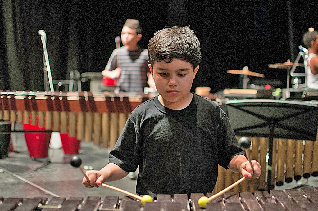 Ensamble de Percusión de Los Llanos Numerosos jóvenes y grupos familiares acudieron a la presentación realizada en el Centro de Arte Lía Bermúdez, donde los integrantes de la agrupación dieron cuenta del trabajo encabezado por su director, Acuarius Zambrano
