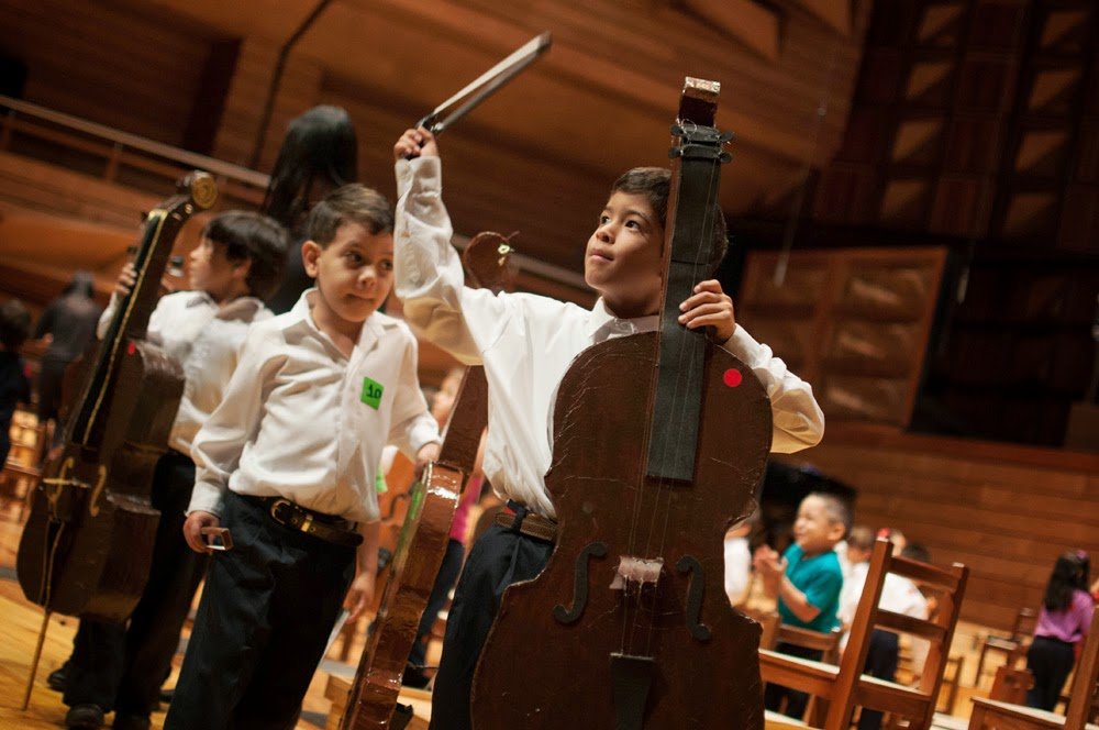 Iniciación Orquestal LAS ORQUESTAS DE PAPEL ACERCAN POR PRIMERA VEZ AL NIÑO A UN DIRECTOR DE ORQUESTA, LO QUE DESARROLLA PAULATINAMENTE SU CAPACIDAD DE ATENDER Y SEGUIR INSTRUCCIONES