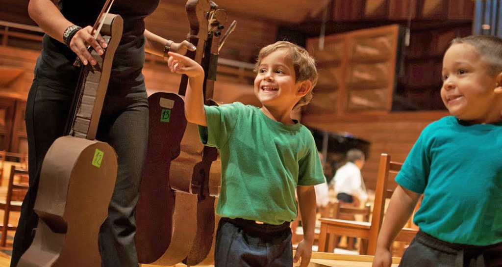 Iniciación Orquestal LOS NIÑOS QUE OCONFORMAN LAS ORQUESTA DE PAPEL TIENEN ALREDEDOR DE TRES AÑOS