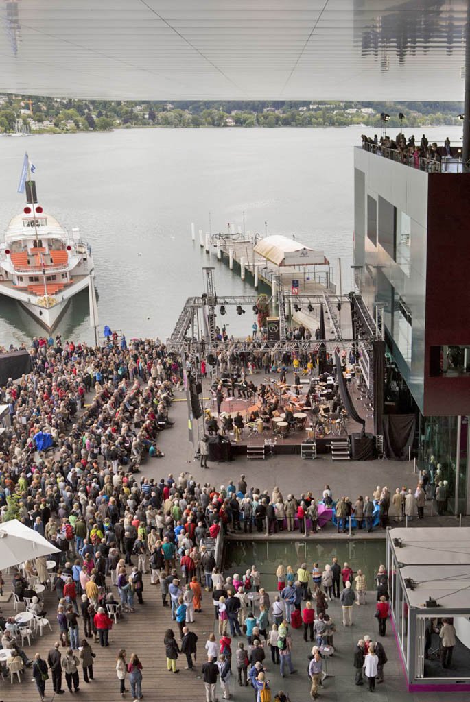 Ambiente de festival a las puertas del KKL de Lucerna, diseñado por Nouvel. / P. KETTERER