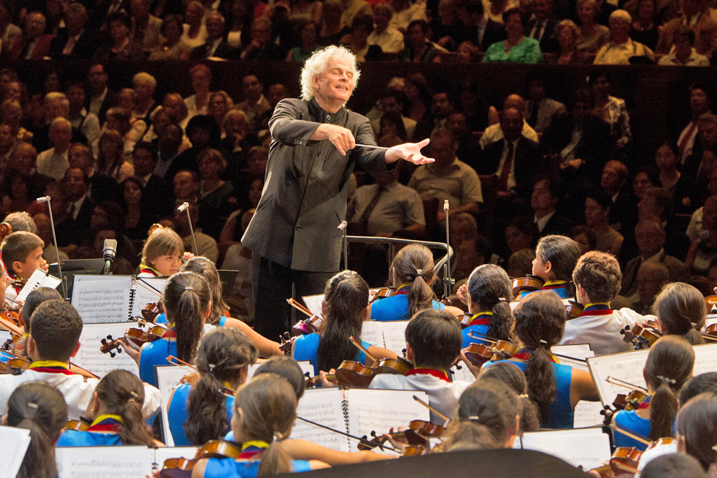 El Sistema • National Children's Symphony Orchestra of Venezuela: Simon Rattle, National Children's Symphony Orchestra of Venezuelal © Silvia Lelli