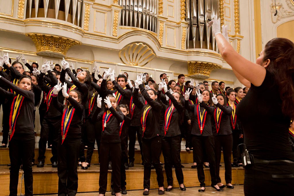 hires-Naybeth_Garcia_White_Hands_Choir__Coro_de_Manos_Blancas__c_Silvia_Lelli1