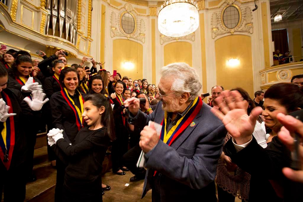 hires-PlacidoDomingo_White_Hands_Choir__Coro_de_Manos_Blancas__c_Silvia_Lelli