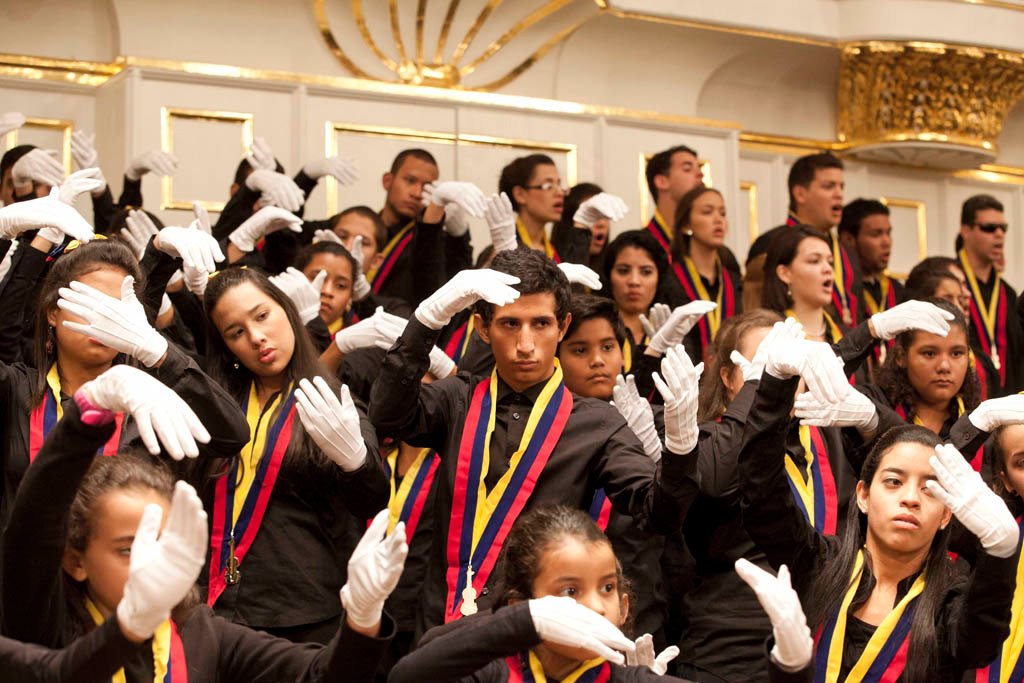 hires-White_Hands_Choir__Coro_de_Manos_Blancas__c_Silvia_Lelli2