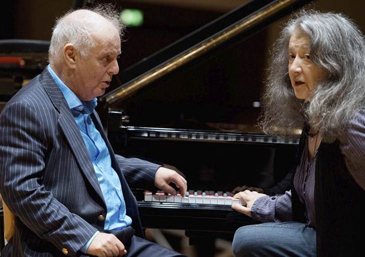 Daniel Barenboim El pianista y director de orquesta argentino Daniel Barenboim conversa con la pianista también argentina Martha Argerich tras un ensayo general en el Philharmonic Hall de Berlín (Alemania), el 14 de septiembre de 2013.. (Foto: EFE/Soeren Stache )