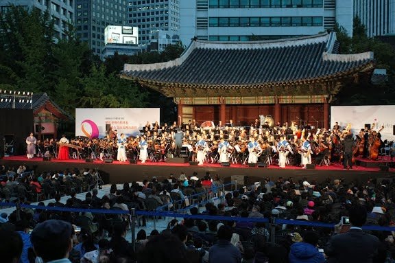 La presentación de la Orquesta Binacional Venezuela-Corea inició bajo la batuta de Dietrich Paredes, quien dirigió la Obertura 1812 de Tchaikovsky