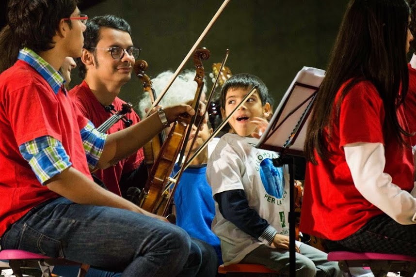 En Italia, participaron en una orquesta y coro conformada con 200 niños de diferentes partes del mundo en un concierto por la paz mundial
