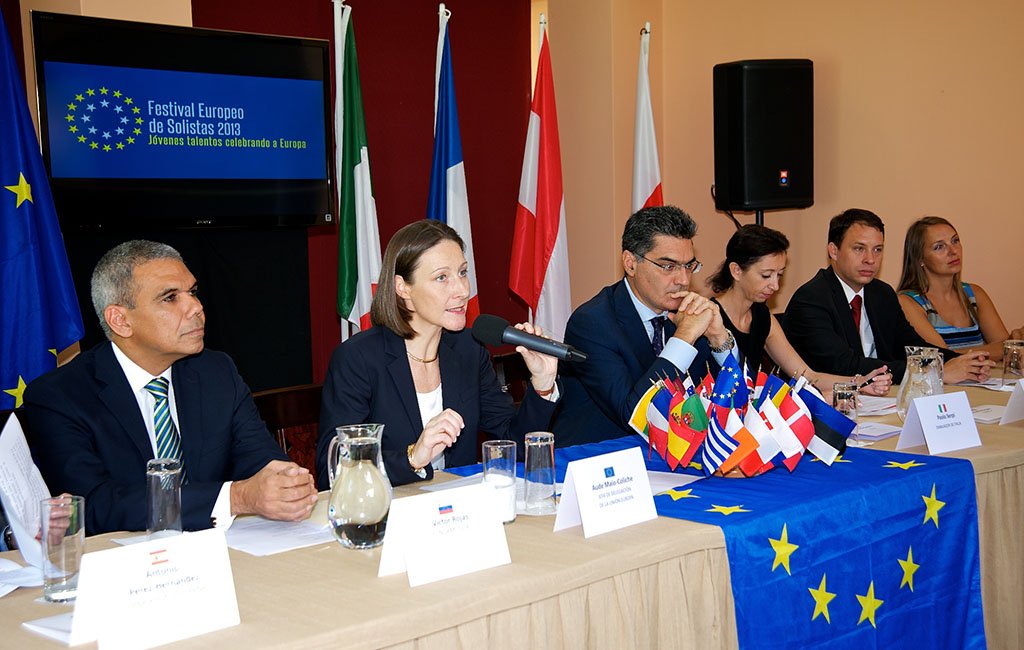 Festival Europeo de Solistas de izquierda a derecha: Victor Rojas, FundaMusical Bolívar Aude Maio-Coliche, Jefa de la Delegación de la Unión Europea Representantes de las embajadas de Italia, Austria y Polonia