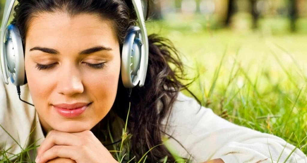 música ¿Por qué escuchar música nos hace sentirnos felices?
