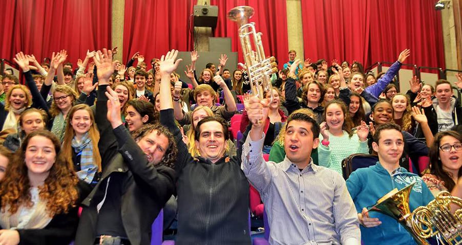 Efrain Oscher, Carlos Izcaray y Pacho Flores junto a los jóvenes músicos de la LSSO