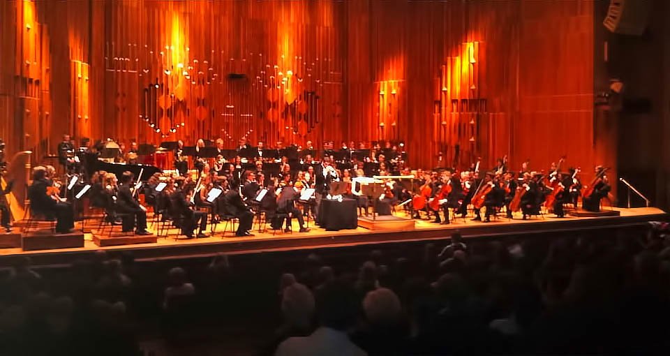 Pacho Flores interpreta Mestizo junto a la LSSO en el Barbican Hall de Londres