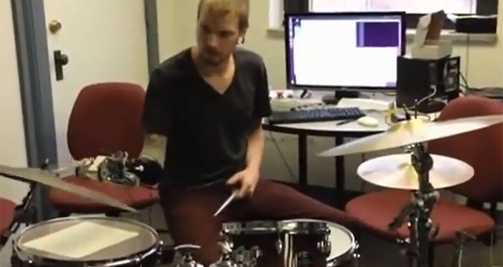 jazz Un batería de jazz toca con su brazo biónico