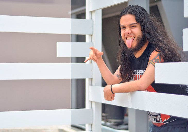 Pasión Entre dos mundos. Si tuviera que elegir entre la música clásica y el rock , Carlos Guevara, más conocido como Pasión, prefiere lo segundo, sin cuestionamientos. Mariandrea García.