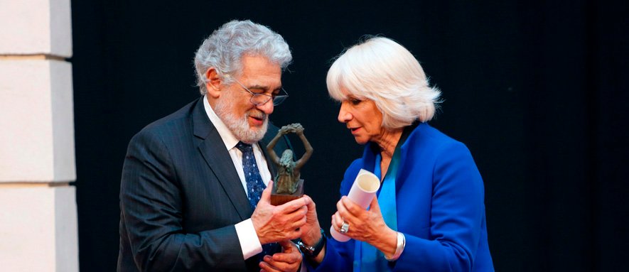 Plácido Domingo Plácido Domingo recoge el Premio Iberoamericano de Música Cortes de Cádiz Fotografía: Manuel Fernández