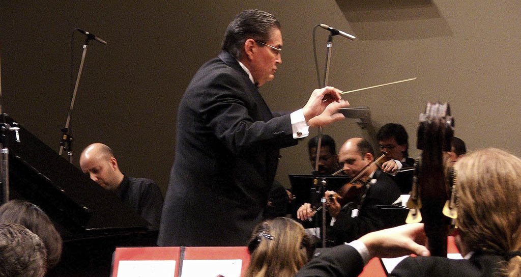 repertorio Primer Concierto de Izcray con la Sinfónica. Brillantes comentarios previos. De las "Antiguas danzas y arias para laúd" el maestro eligió la primera