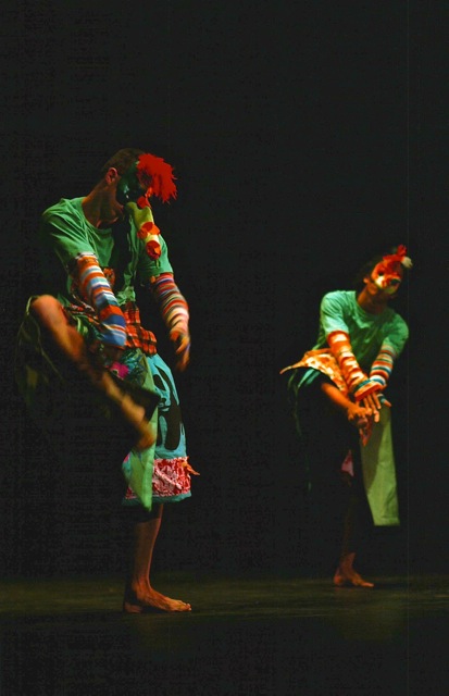 La Zaranda, genial espectáculo de danza teatro creado por el director Miguel Issa, explora ese siempre vivo y memorable universo en una creación inspirada y concebida a partir de las maravillosas canciones infantiles venezolanas legadas por la recordada Morella Muñoz