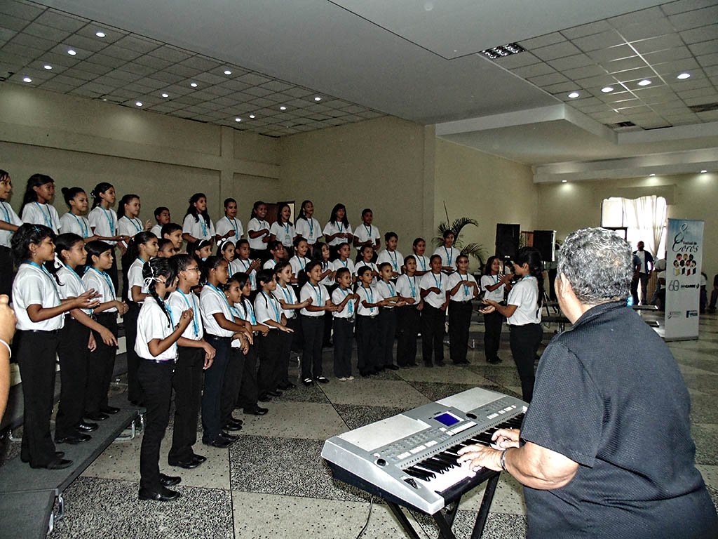 Festival de Coros La maestra María Contreras, fundadora del Programa Coral en Calabozo, en la interpretación del tema Don Ramón, con los integrantes del Coro Infantil de la Orquesta Antonio Estévez