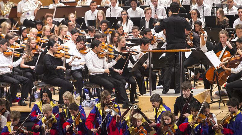 Miembros de la Orquesta Sinfónica Juvenil de Caracas, Venezuela, tocan junto con la Orquesta Sinfónica Juvenil de Gotemburgo, Suecia.