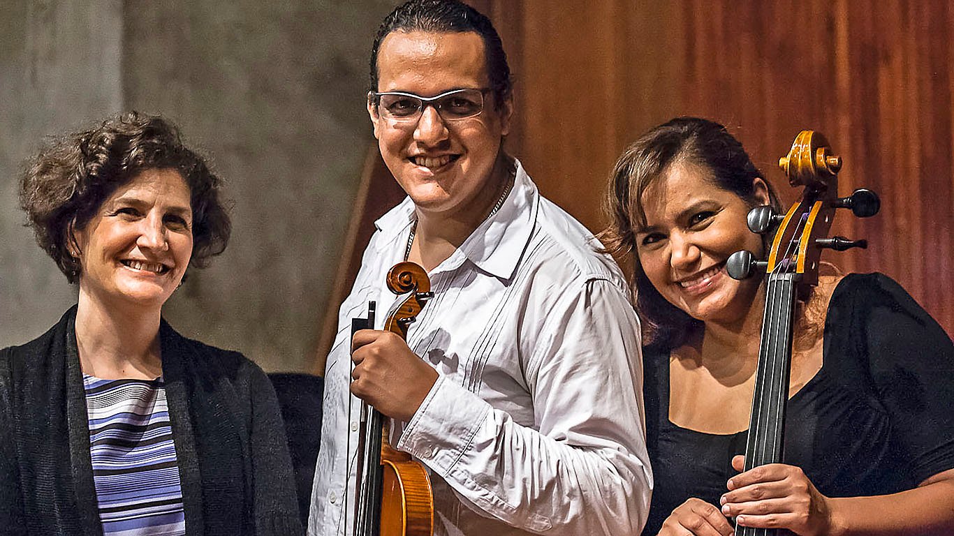 Anthony Vivas, violín, Darlenys Zamora, violoncello, Mariantonia Palacios, piano