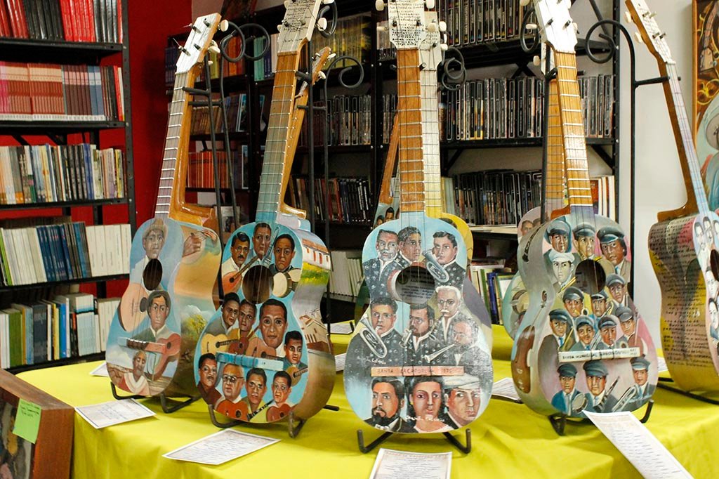 Chanita Colombo Chanita Colombo presenta la muestra pictórica “Raudo Vuelo” rindiendo tributo a los músicos caroreños