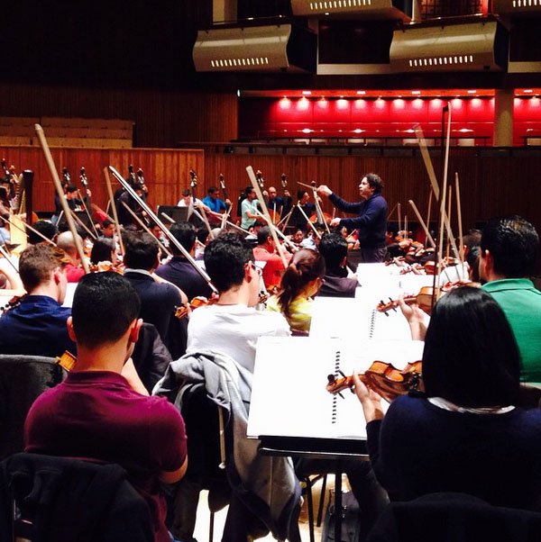 Tour Europeo Los músicos y su director durante el 1er ensayo de la #gira #OSSBEu2015 #ElSistema #Londres #RoyalFestivalHall #southbankcentre @gustavodudamel Vía Instagram fundamusicalbolivar