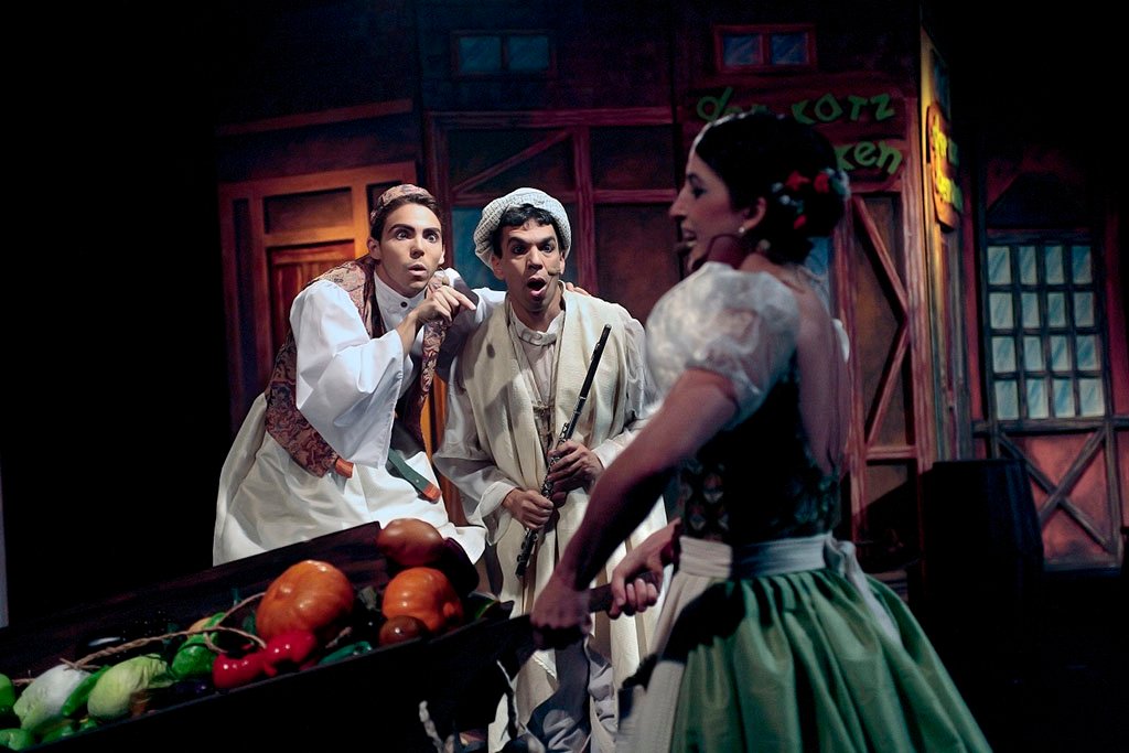 el flautista obra: El flautista de Hamelin, hermanos Grimm. version Iris Dubs direccion: Armando Alvarez produce: Huascarflauta producciones/BOD actuan: Juan Carlos Gardié, Nathalia Román, Omaira Abinadé, Alejandro Díaz Iacocca, Delia Dorta, y Osman Aray temporada: sala de conciertos BOD Inspirado en el cuento de los hermanos Grimm sobre el pueblo alemán que, invadido por las ratas es salvado por un estrafalario flautista. fotos nicola rocco
