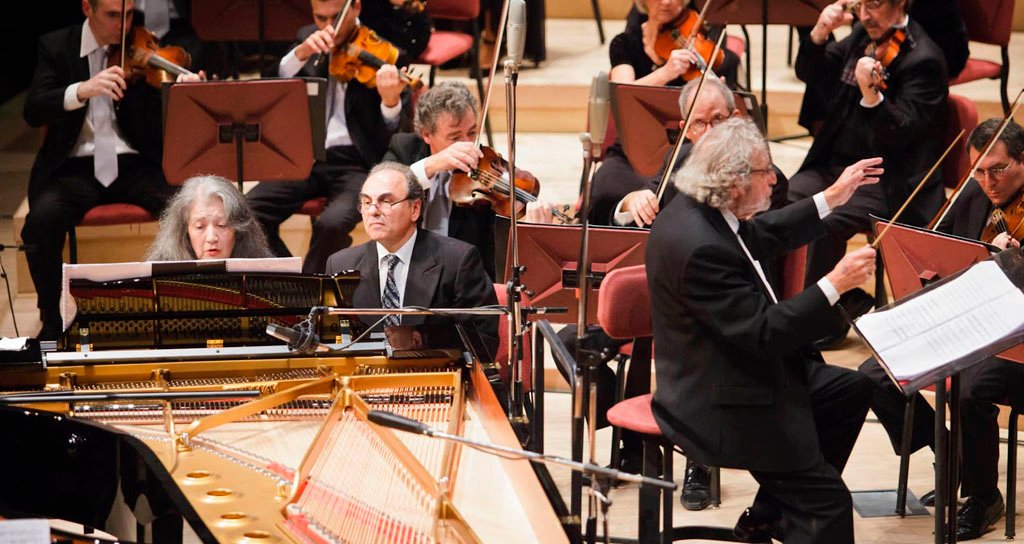 Además de su extenso y conocido trabajo como compositor para el cine, Luis Bacalov se desempeña también como pianista y director de orquesta. Ayer, #LaBallenaAzul, pudo disfrutar de las tres facetas de este gran artista argentino. — en Centro Cultural Kirchner.