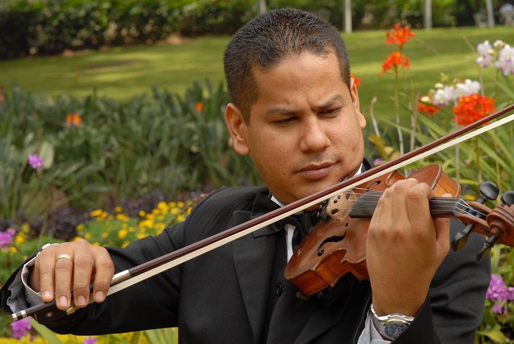 Mario Joel Mujica - primeros violines