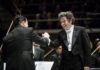 Gustavo Dudamel, estrechó la mano del concertino Orquesta Simón Bolívar al final del concierto el viernes, el Centro de Música de Helsinki.