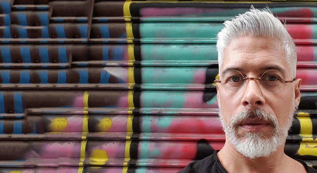 José Mena, director de siete coros