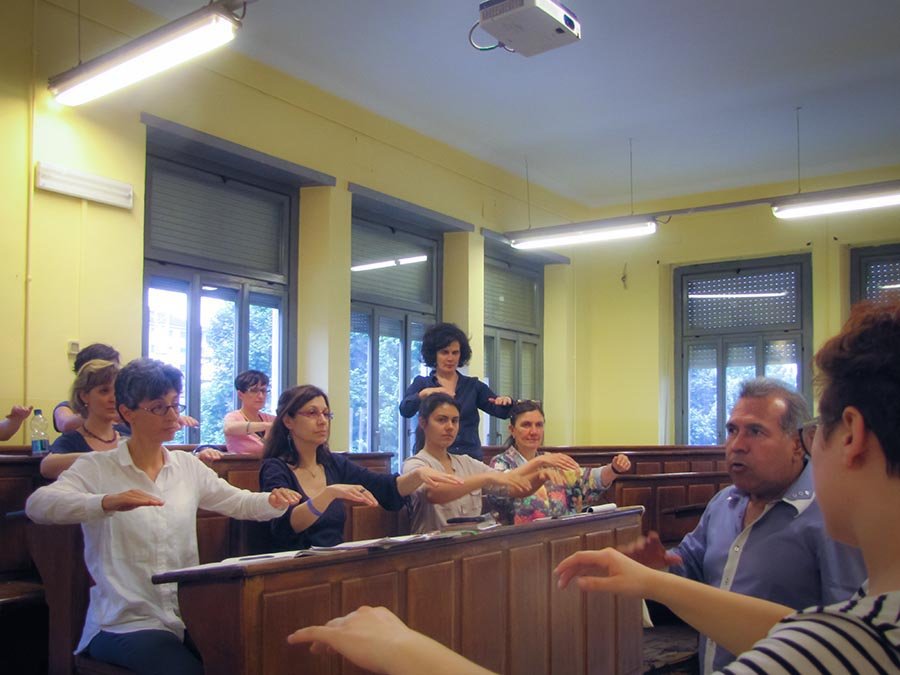 Actualización y formación docente en la Experiencia Coro de Manos Blancas en Italia