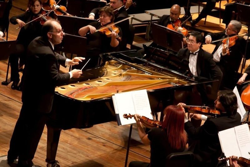 Rodolfo Saglimbeni dirige a la OSMC en el cierre del Festival Pasado y Presente
